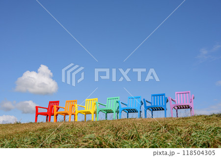 青空に映えるカラフルな椅子 青空に映えるカラフルな椅子 118504305