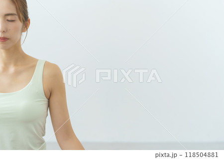 オンラインヨガサロン配信で瞑想する若い女性 オンラインヨガサロン配信で瞑想する若い女性 118504881