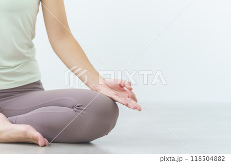 オンラインヨガサロン配信で瞑想する若い女性 118504882