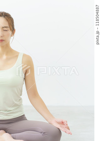 オンラインヨガサロン配信で瞑想する若い女性 118504887