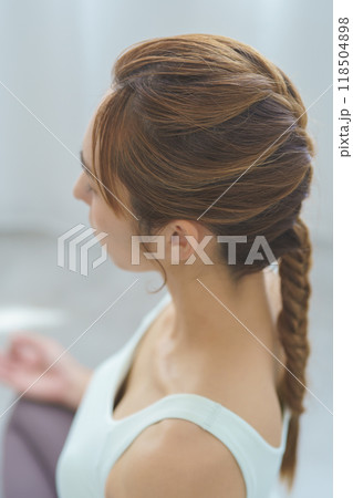 オンラインヨガサロン配信で瞑想する若い女性 118504898