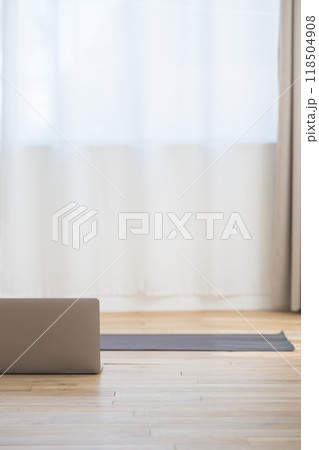 オンラインヨガサロンの配信前のリビング 118504908