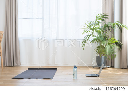 オンラインヨガサロンの配信前のリビング 118504909