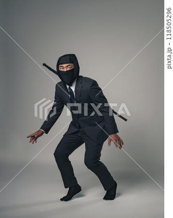 ビジネススーツを着て忍び足で歩く忍者の全身写真 ビジネススーツを着て忍び足で歩く忍者の全身写真 118505296