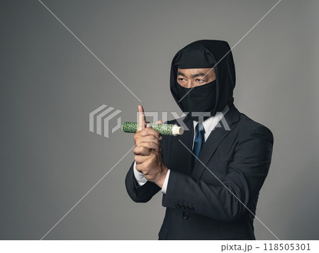 巻物を持って忍術を使うビジネススーツを着た忍者 118505301