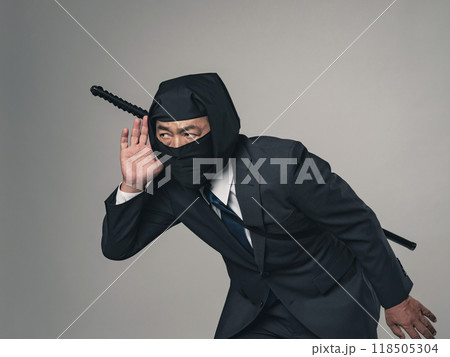 ビジネススーツを着て聞き耳を立てる忍者 118505304