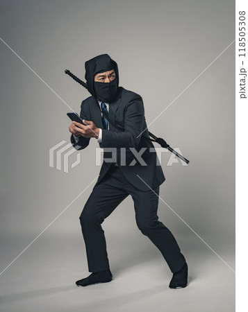 ビジネススーツを着てスマホを使う忍者の全身写真 118505308