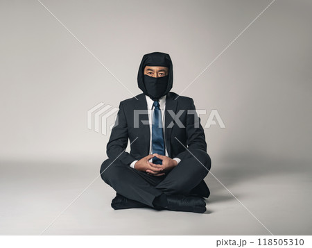 ビジネススーツを着て座禅を組む忍者の全身写真 ビジネススーツを着て座禅を組む忍者の全身写真 118505310