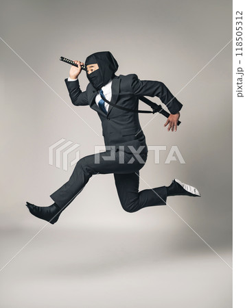 ビジネススーツを着てジャンプする忍者の全身写真 118505312