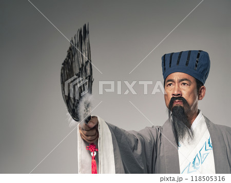 三国志に登場する諸葛孔明のような軍師が指揮を取るシーン 118505316