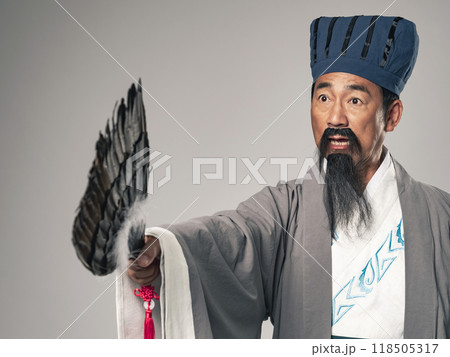 三国志に登場する諸葛孔明のような軍師が指揮を取るシーン 118505317