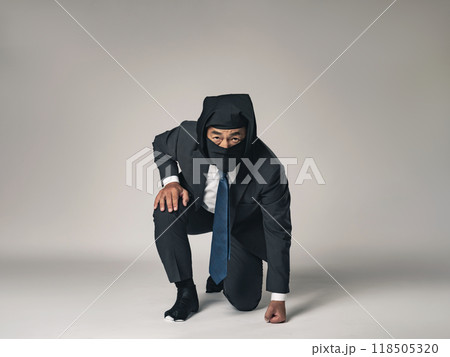 ビジネススーツを着てひざまずく忍者の全身写真 118505320