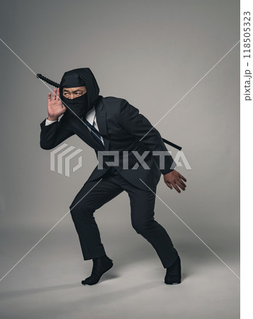 ビジネススーツを着て聞き耳を立てる忍者の全身写真 ビジネススーツを着て聞き耳を立てる忍者の全身写真 118505323