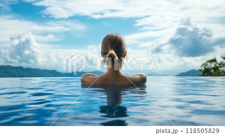 インフィニティプールに入っている女性 118505829