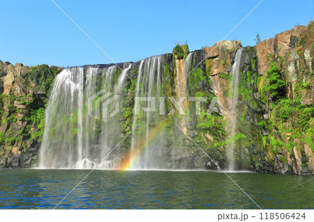【大分県】快晴の原尻の滝と虹 【大分県】快晴の原尻の滝と虹 118506424