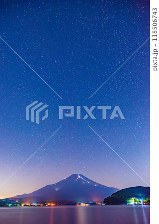 【山梨県】山中湖・夏の夜の風物詩 富士登山者の人文字 湖面への映り込み 【山梨県】山中湖・夏の夜の風物詩 富士登山者の人文字 湖面への映り込み 118506743