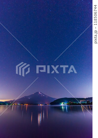 【山梨県】山中湖・夏の夜の風物詩 富士登山者の人文字 湖面への映り込み 【山梨県】山中湖・夏の夜の風物詩 富士登山者の人文字 湖面への映り込み 118506744