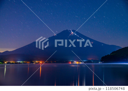 【山梨県】山中湖・夏の夜の風物詩　富士登山者の人文字　湖面への映り込み 118506748