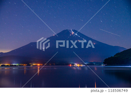 【山梨県】山中湖・夏の夜の風物詩 富士登山者の人文字 湖面への映り込み 【山梨県】山中湖・夏の夜の風物詩 富士登山者の人文字 湖面への映り込み 118506749