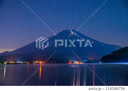 【山梨県】山中湖・夏の夜の風物詩　富士登山者の人文字　湖面への映り込み 118506756