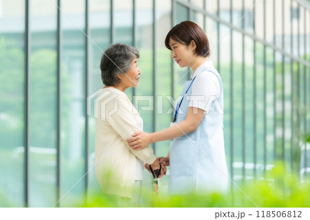 介護士と歩くシニア女性　 118506812