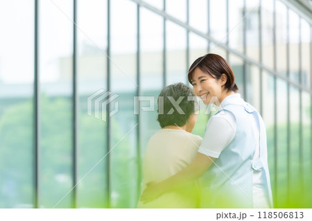 介護士と歩くシニア女性 介護士と歩くシニア女性 118506813