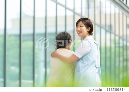 介護士と歩くシニア女性 介護士と歩くシニア女性 118506814