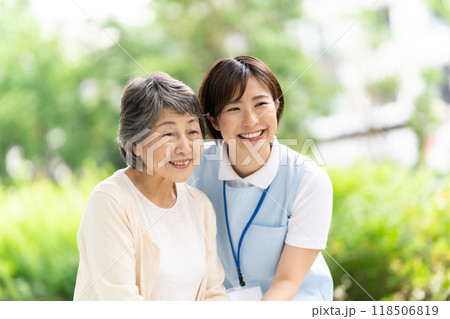介護士と歩くシニア女性　 118506819