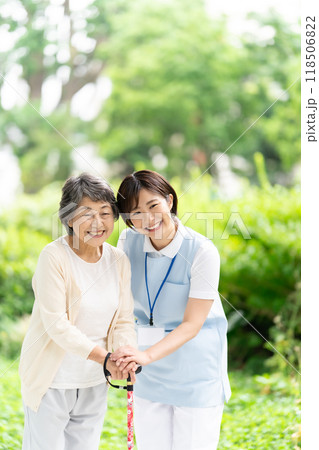 介護士と歩くシニア女性　 118506822