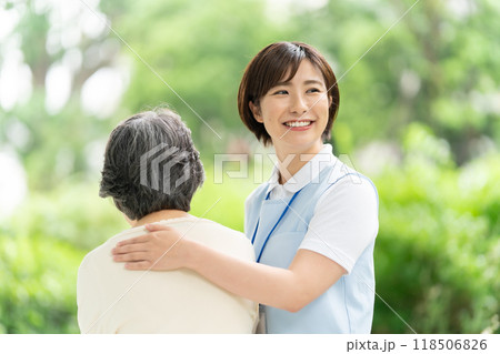 介護士と歩くシニア女性　 118506826