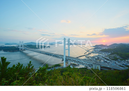 鷲羽山から見る瀬戸大橋と夕陽 鷲羽山から見る瀬戸大橋と夕陽 118506861