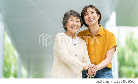 寄り添うおばあちゃんと孫 歩く 寄り添うおばあちゃんと孫 歩く 118506950