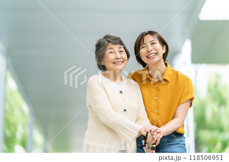寄り添うおばあちゃんと孫 歩く 寄り添うおばあちゃんと孫 歩く 118506951