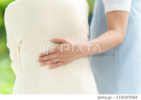 杖を持つシニア女性と介護士の手元 118507084