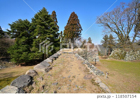 奈良県 大和国「高取城」本丸の石垣と曲輪の様子 奈良県 大和国「高取城」本丸の石垣と曲輪の様子 118507154