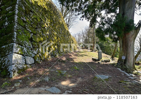 奈良県　大和国「高取城」本丸の石垣と曲輪の様子 118507163