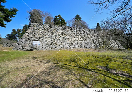 奈良県　大和国「高取城」本丸の石垣と曲輪の様子 118507173