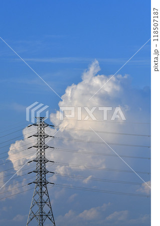 日本の横浜都市景観 送電線と“夏空”。猛烈な暑さが続く日本列島…巨大な雲が空に立ち上がる=9月14日 日本の横浜都市景観 送電線と“夏空”。猛烈な暑さが続く日本列島…巨大な雲が空に立ち上がる=9月14日 118507187