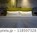 旅行先のおしゃれなホテルのベッドルーム 118507328