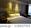 海外旅行先での綺麗なホテルのベッド 118507355