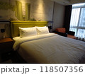 海外旅行先での綺麗なホテルのベッド 118507356