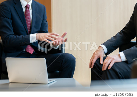 商談をするビジネスマン　手元 118507582