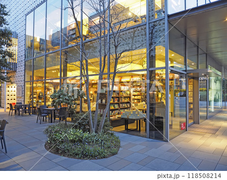 代官山蔦屋書店の外観と店舗照明。 118508214