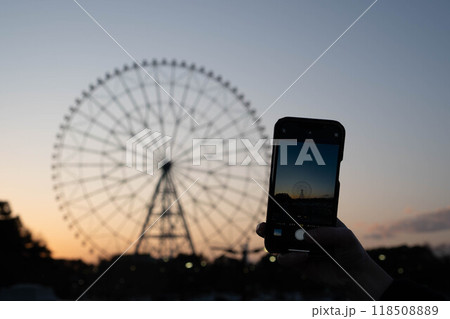 夕方をスマホで撮影する人 118508889