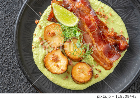 Fried eryngii wit green pea sauce Fried eryngii wit green pea sauce 118509445