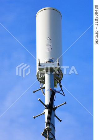 携帯電話基地局　電柱頂部基地局のオムニアンテナ 118509489