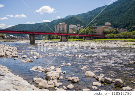 下呂温泉・飛騨川沿いの風景（岐阜県） 118511780