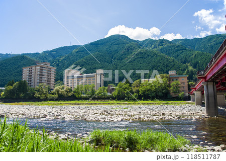 下呂温泉・飛騨川沿いの風景（岐阜県） 118511787