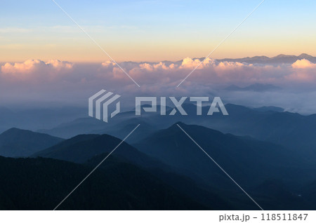 朝焼けの南アルプスと雲海 118511847