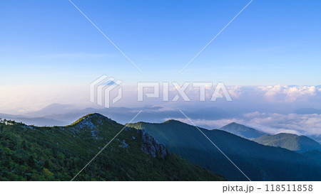 雲海と山並みと富士山の絶景・金峰山より 雲海と山並みと富士山の絶景・金峰山より 118511858